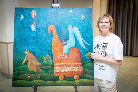 57 MTLS Trebnje - Natalia Berezina ob svojem delu, prejemnica velike nagrade 57 Tabora, foto Bostjan Pucelj